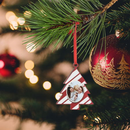 Drewniana ramka na zdjęcie zawieszka na choinkę bombka ze zdjęciem choinka
